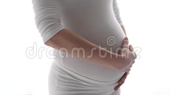 孕妇在白色室内抚摸婴儿视频的预览图