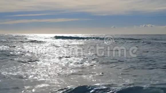 阳光下的海浪视频的预览图