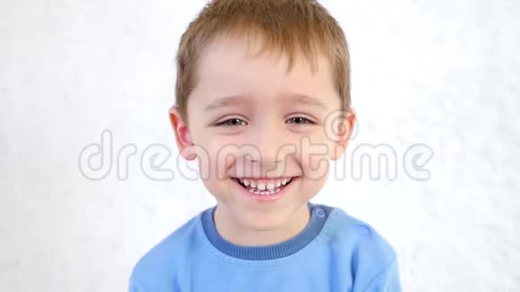一个快乐快乐微笑的孩子的画像视频的预览图