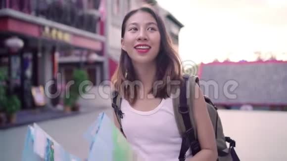 在北京唐人街旅行时年轻的年轻亚洲背包客的方向和位置图视频的预览图