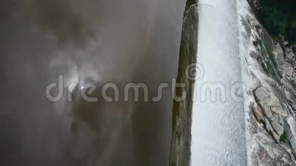 太阳在水中倒影瀑布的顶部从大坝山泰山视频的预览图