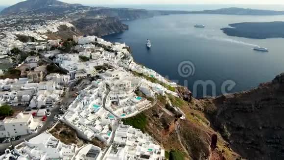 希腊圣托里尼岛白色房屋上方视频的预览图