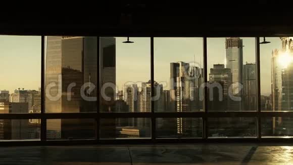 从北京的建筑窗口看现代建筑阳光穿过窗户视频的预览图
