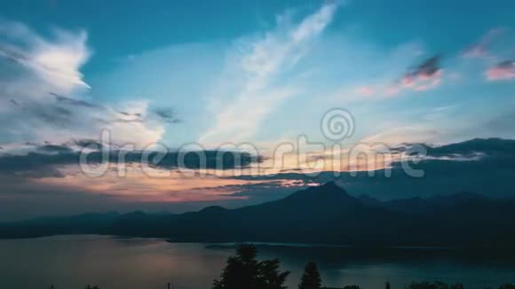湖和云的日出时间流逝视频的预览图