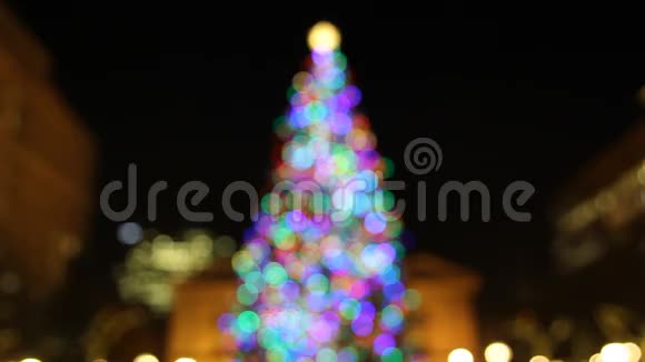 晚上1080P的先锋法院广场圣诞树节日彩灯视频的预览图