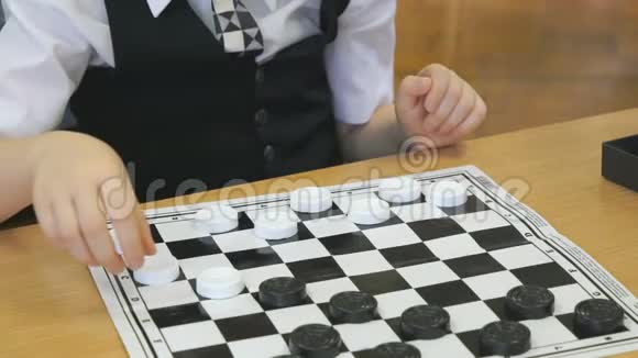 孩子在幼儿园室内玩跳棋视频的预览图