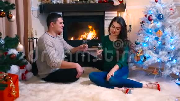 一家人在新家庆祝圣诞节视频的预览图