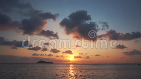 五彩缤纷美丽的夕阳洒在水面上视频的预览图