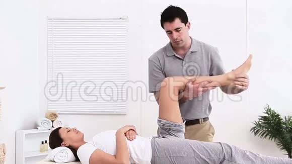 接受理疗师按摩的妇女视频的预览图
