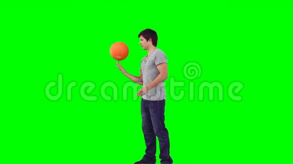一个人在手上打篮球视频的预览图