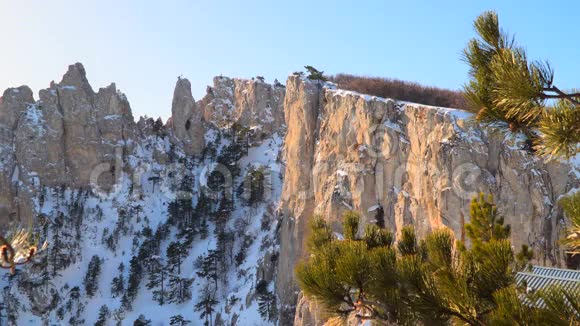 雪中山崖视频的预览图