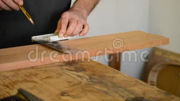 工匠或木匠在木桌上划上记号把它关上视频的预览图