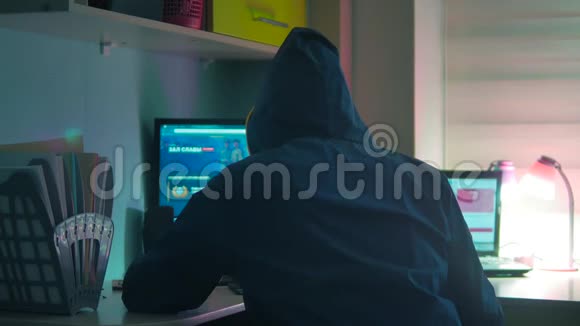 男性黑客在电脑上工作黑客在胡德室内隐藏他的互联网脸视频的预览图