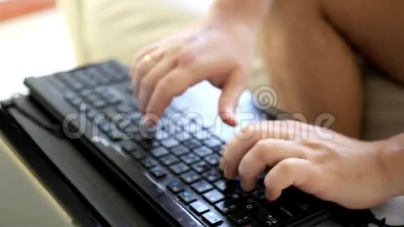 白种人的手在键盘上打印高清高清视频的预览图