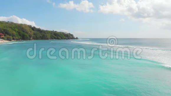 美丽的热带绿松石海洋带波浪航拍视频视频的预览图