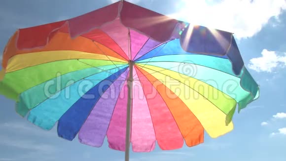 明亮的海滩伞和太阳视频的预览图