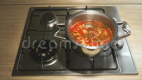 有甜菜汤的钢锅在炉子上准备胸衣视频的预览图