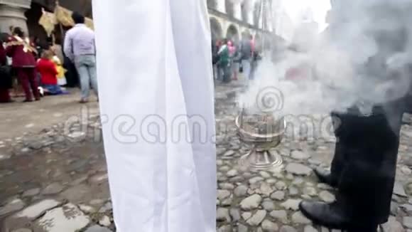 街上的柏木市香火烧在香炉上视频的预览图