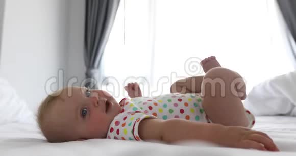 婴儿躺在白色的床上视频的预览图