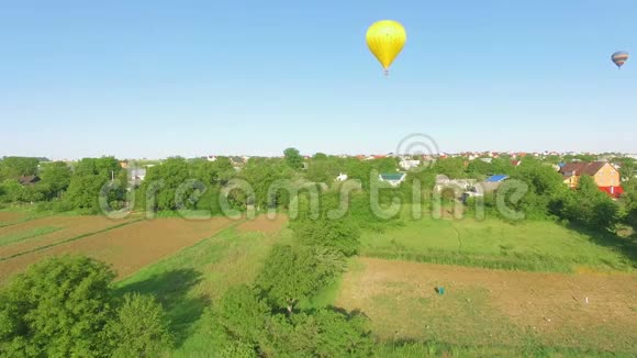 日落时分在村桥峡谷上空放飞一个气球视频的预览图