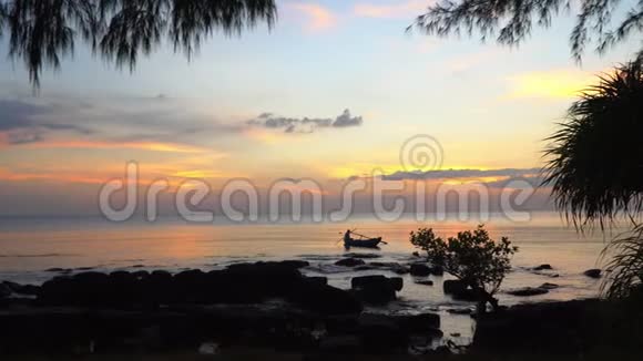 船夫在日落时在热带岛屿的海岸游泳戴着越南帽子的人站在视频的预览图