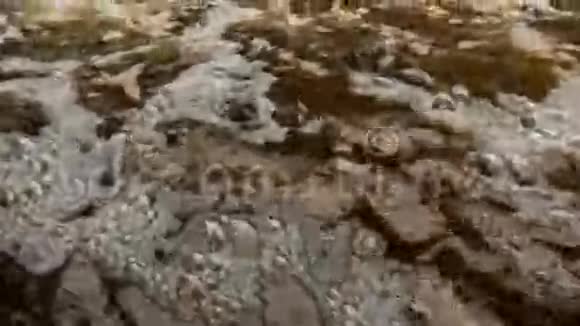 晶莹剔透的山河水位上移动气泡冰冻的小溪旋转漩涡视频的预览图