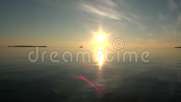 在北冰洋的水面上反射出明亮的晚霞视频的预览图