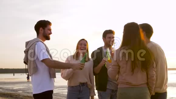 在海滩上品尝非酒精饮料的朋友视频的预览图