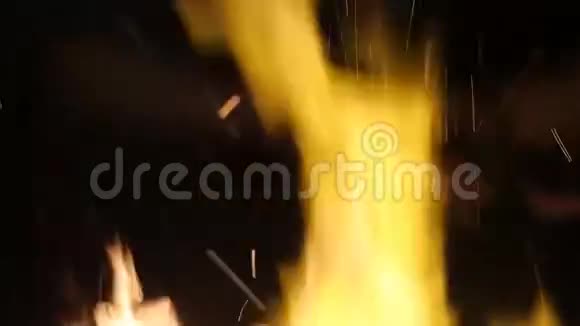 关闭铁匠车间的炉子火焰缓慢运动视频的预览图