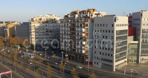 巴塞罗那阳光生活区屋顶全景4k西班牙视频的预览图