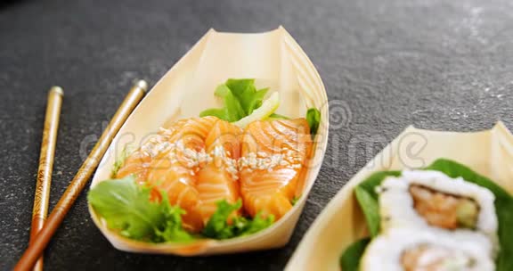 用筷子摆成盘子的寿司视频的预览图