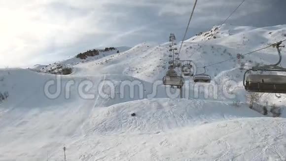 乘坐轮椅旅行时可看到高山滑雪斜坡视频的预览图