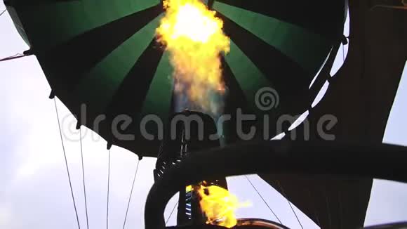 冒险热气球西瓜燃烧器引导火焰进入信封这架飞机在早晨的蓝天上飞行视频的预览图
