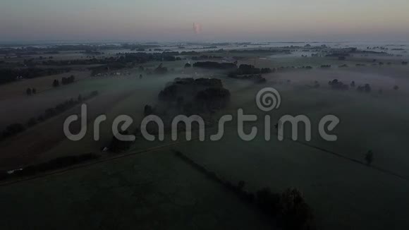 清晨无人驾驶飞机在田野和草地上飞行视频的预览图
