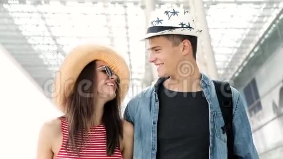 旅行青年夫妇在机场附近度假视频的预览图