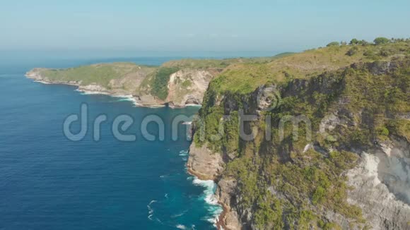 鸟瞰印度尼西亚巴厘NusaPenida岛Kelingking海滩视频的预览图