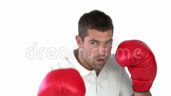 带着拳击手套的有魅力的男人视频的预览图