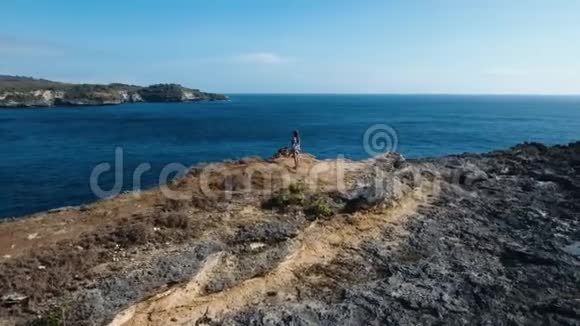 女孩站在悬崖上看着大海印度尼西亚巴厘视频的预览图
