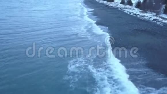 阿拉斯加的海水被潮汐移动视频的预览图
