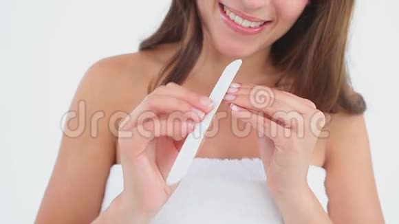 快乐的女人整理指甲视频的预览图