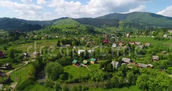 鸟瞰群山中的村庄景观乌克兰Vorohta视频的预览图