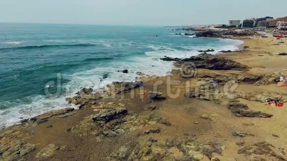 从空中俯瞰葡萄牙海浪在海滩上的撞击无人机镜头视频的预览图