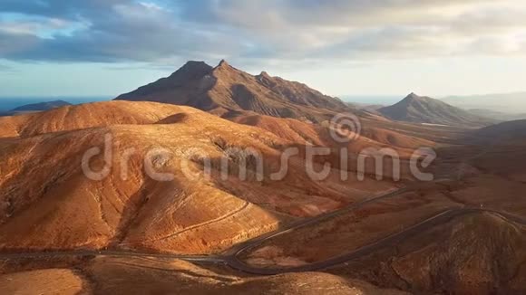 飞越西班牙Fuerteventura岛沙漠景观视频的预览图