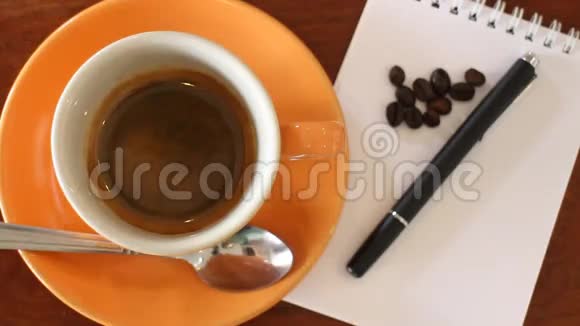 桌上放着餐纸的新一杯浓缩咖啡视频的预览图