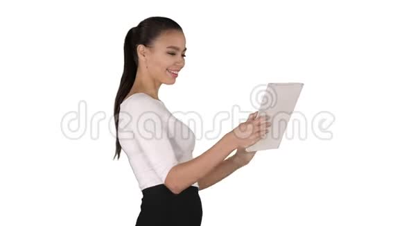 快乐的女人在白色背景上用平板电脑打视频电话视频的预览图