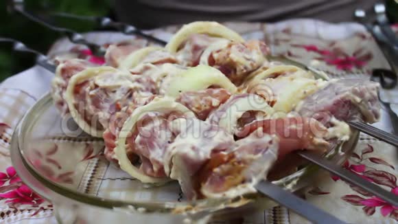美味开胃的新鲜肉块串在烤肉串上准备烧烤视频的预览图