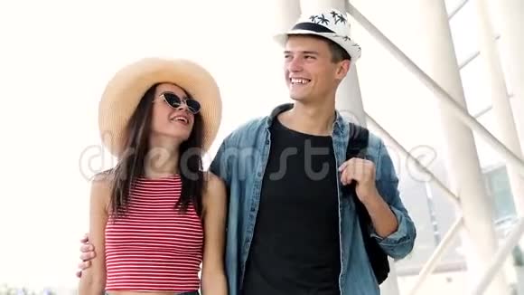 旅行青年夫妇在机场附近度假视频的预览图