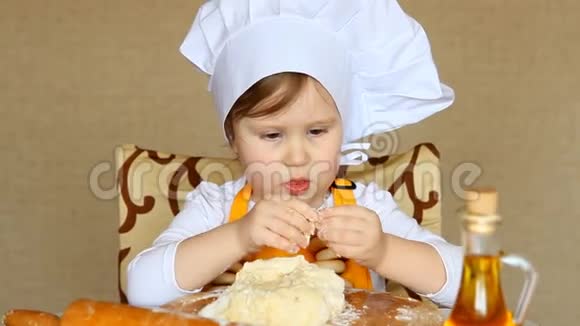 有趣的宝宝在厨师揉面的角色视频的预览图
