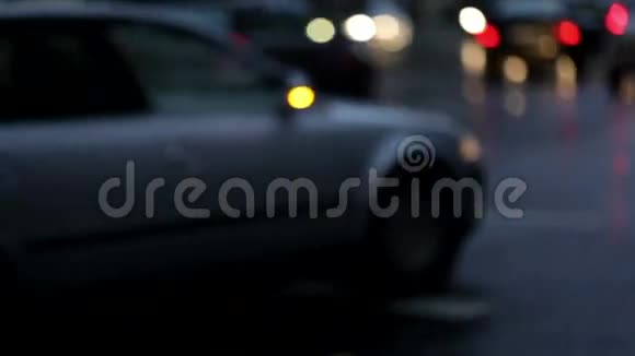 潮湿的沥青汽车和光线反射视频的预览图