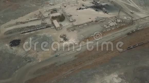 空中观景海岸上的储存渣存放的场所大山基坑视频的预览图
